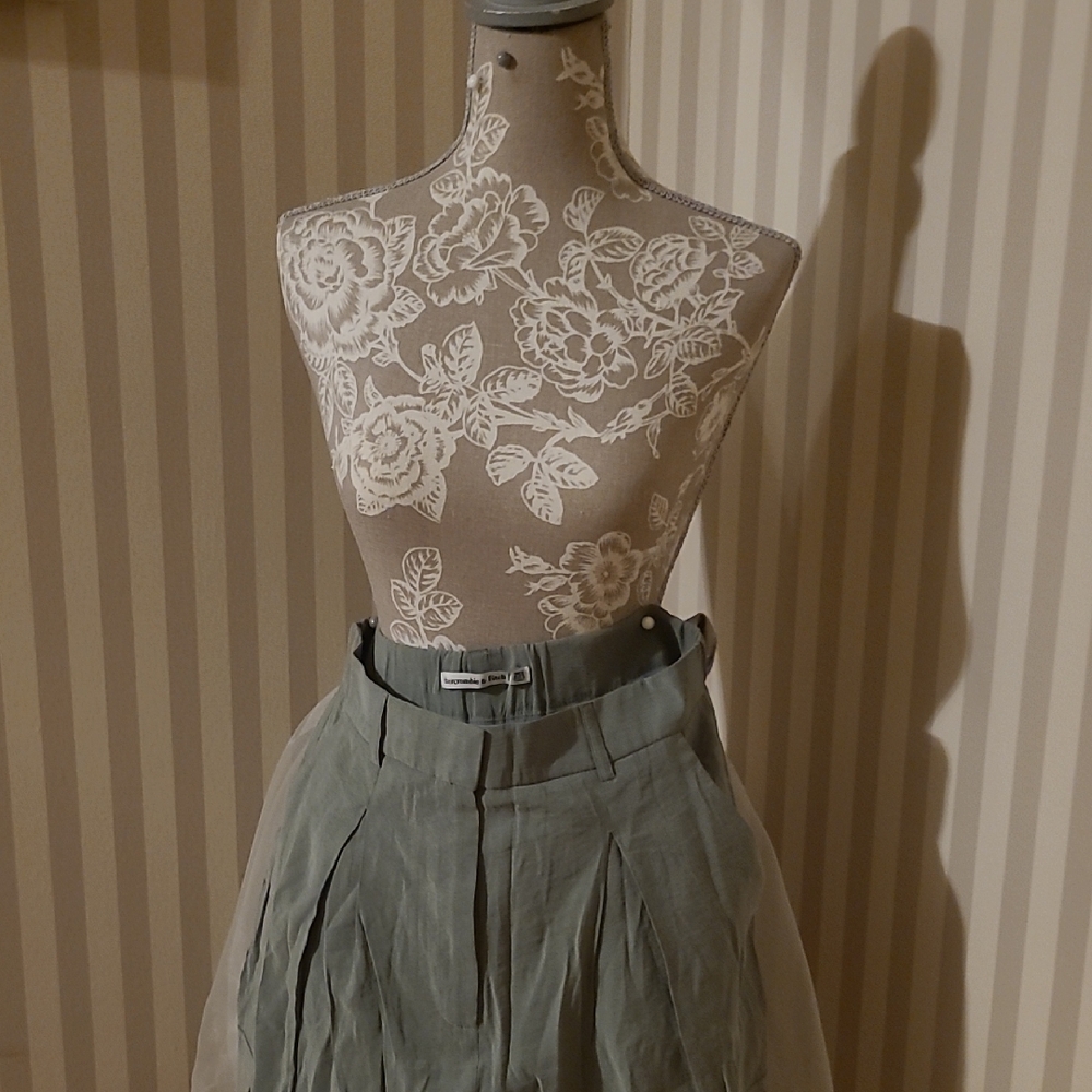 Abercrombie & Fitch Gray Pleated A-Line Skirt